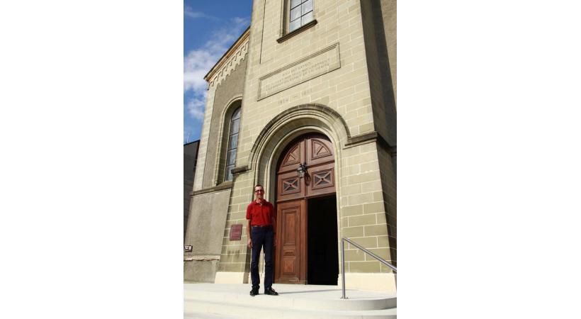  Philippe Morel, diacre à l'entrée de son temple. DR