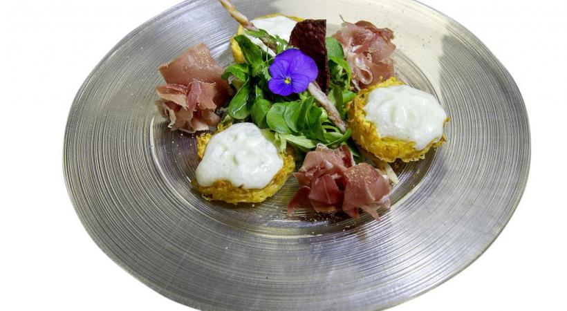  Les pommes paillassons au Vacherin Mont-d’Or et jambon cru de Penthaz  