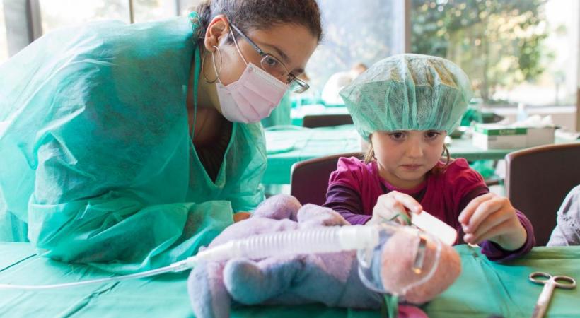 Des enfants à la rencontre d’une spécialité passionnante, la pédiatrie. DR