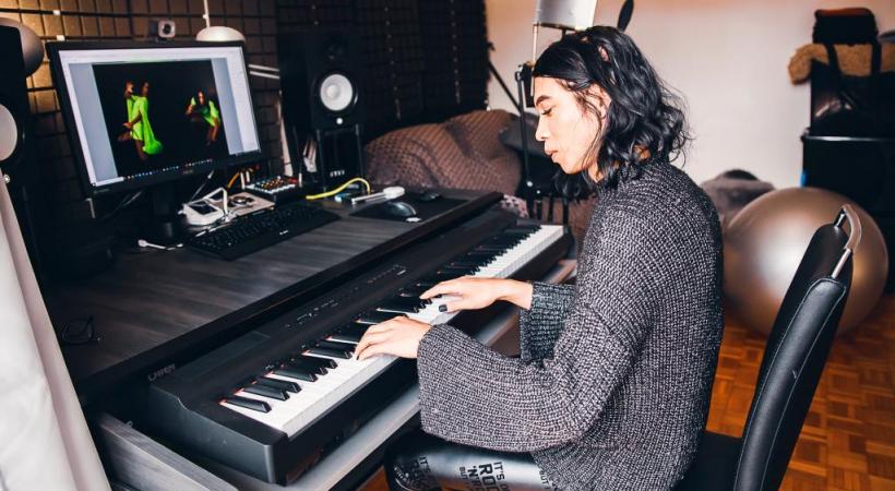 Yan Haltey, dans son appartement, qui comprend notamment son piano, son matériel de création musicale et un mini studio photo. MISSON-TILLE