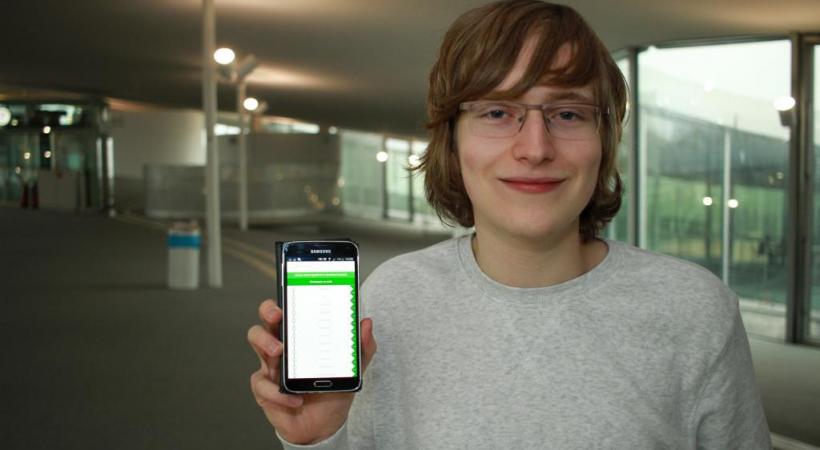  Joël Lunius et la page d'accueil de l'application des horaires du LEB. MISSON