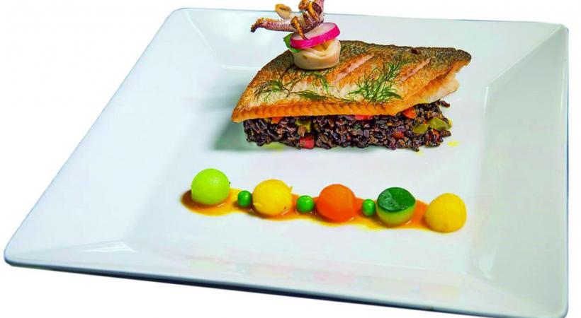 Dos de féra du Léman, jus chorizo, riz Vénère cuit comme une paëlla 