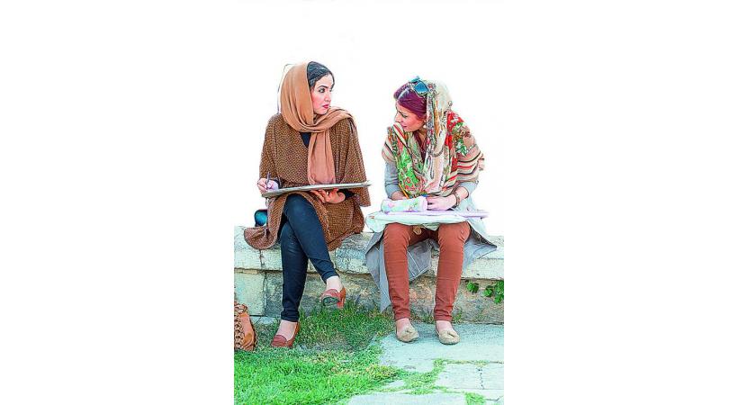 Deux jeunes femmes en pleine discussion.