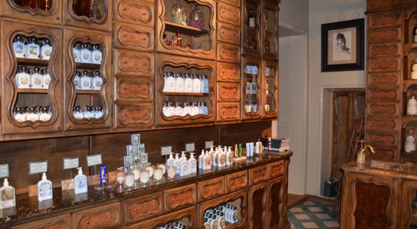 La Pharmacie Buly. CYR 