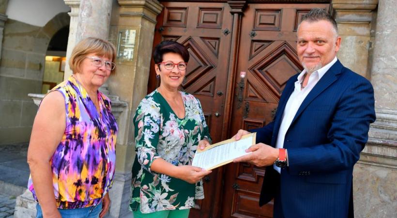 Magali Fracheboud (à gauche) et Otilia Dobre (au milieu) ont remis leur pétition à Nicola Di Giulio, président du Conseil communal. VERISSIMO