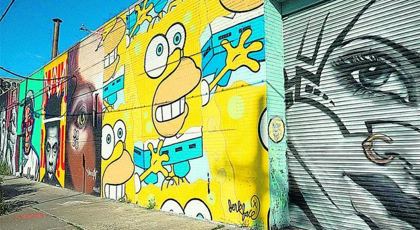  L’esprit familial et multiculturel du Bushwick Collective. EH Les fresques égaient les murs de briques d’anciennes usines désaffectées. 3RD CULTURE CREATIVE Le propriétaire a accepté que son mur soit recouvert par le travail d’artistes. EH  Le restaurant Roberta’s.EH  