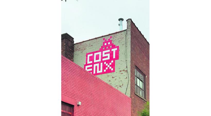  L’esprit familial et multiculturel du Bushwick Collective. EH Les fresques égaient les murs de briques d’anciennes usines désaffectées. 3RD CULTURE CREATIVE Le propriétaire a accepté que son mur soit recouvert par le travail d’artistes. EH  Le restaurant Roberta’s.EH  