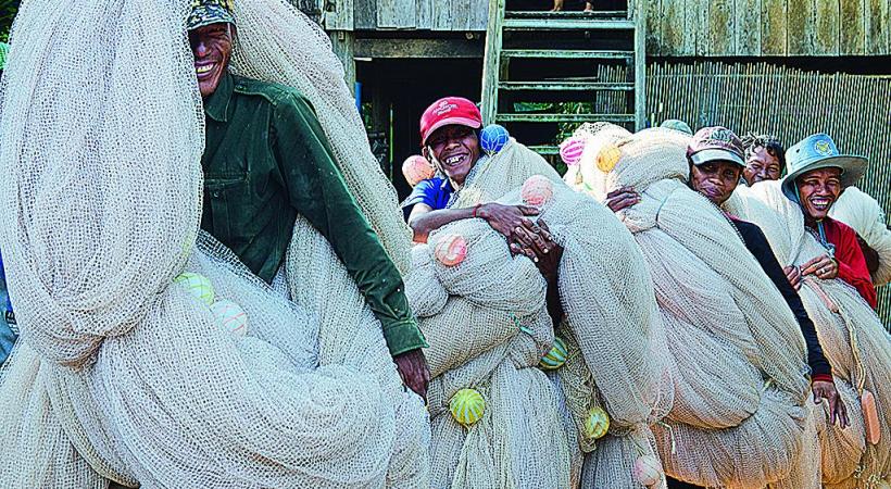 Une dizaine de personnes pour un seul filet à Kompong Cham, 