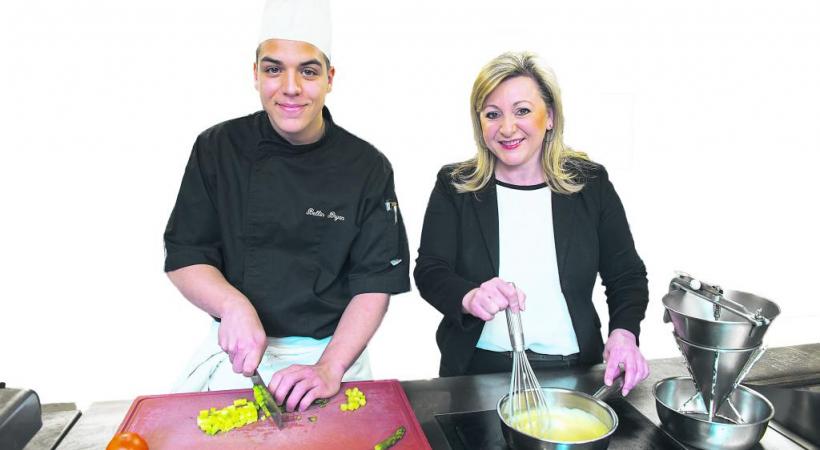 Nuria Gorrite, Conseillère d‘État, Cheffe du DIRH accompagnée de Bryan Bellin apprenti de 3ème année au restaurant de l'Hôtel Mirabeau à Lausanne