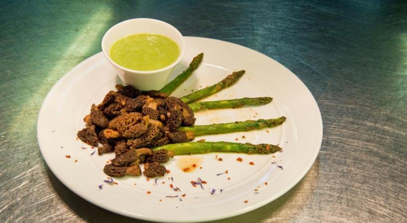 Asperges vertes rôties et morilles étuvées, fin velouté en sauce 