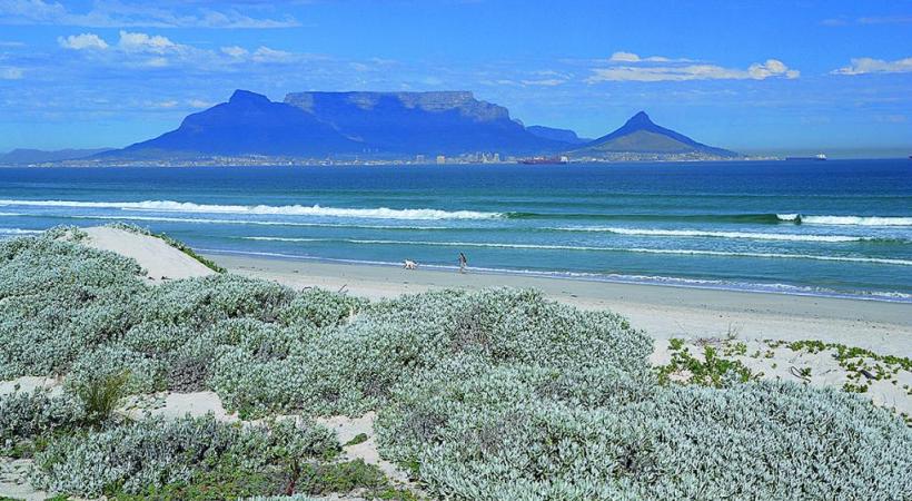 La Montagne de la Table et la ville du Cap depuis la plage de Milnerton. ALAIN BOSSU