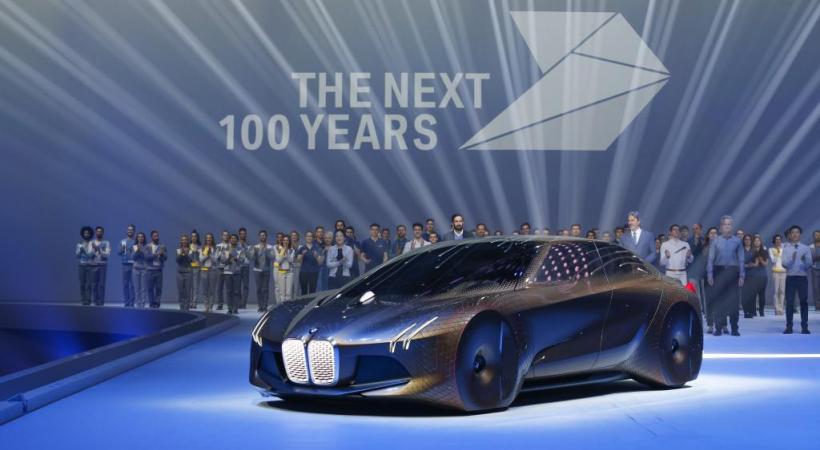  Le concept VISION NEXT 100 regroupe les idées les plus avancées, tout en conservant le dynamisme et un design chers à BMW. dr