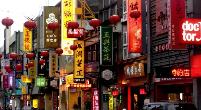   Des rues aux allures de Broadway. 