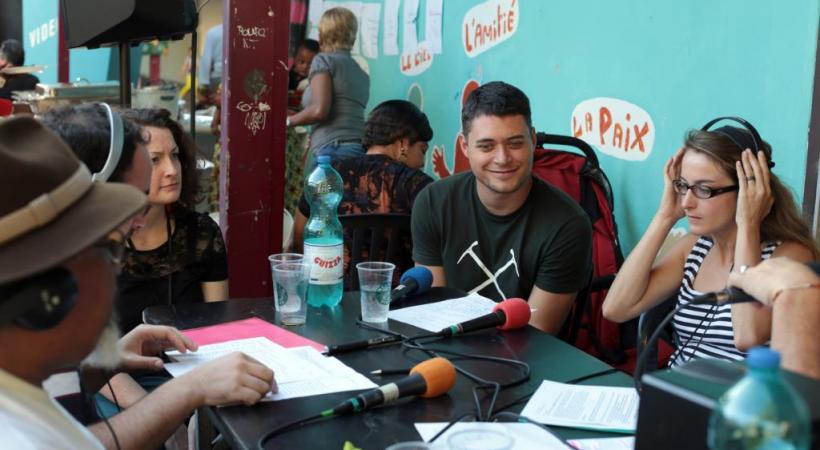 La Caravane des quartiers, c'est aussi des émissions radio en public et en direct.