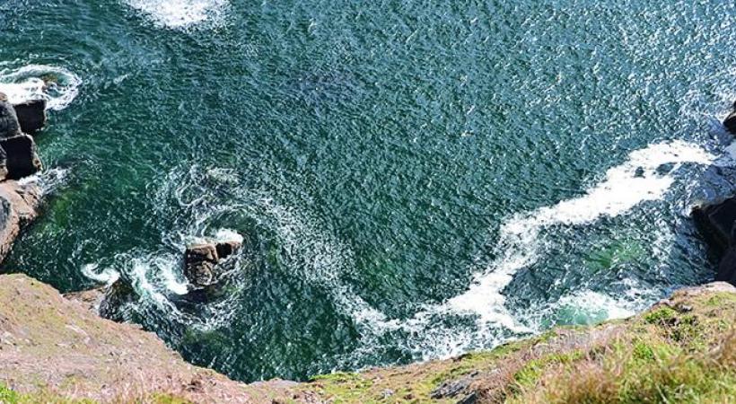 Le fameux Wild Atlantic Way, la côte sauvage de l’ouest irlandais, s’étend sur 2500 kilomètres. Pub à Dingle. L’Irlande compte 3,5 millions de moutons… pour 4,6 millions d’habitants. 