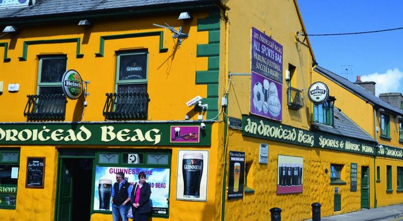 Le fameux Wild Atlantic Way, la côte sauvage de l’ouest irlandais, s’étend sur 2500 kilomètres. Pub à Dingle. L’Irlande compte 3,5 millions de moutons… pour 4,6 millions d’habitants. 