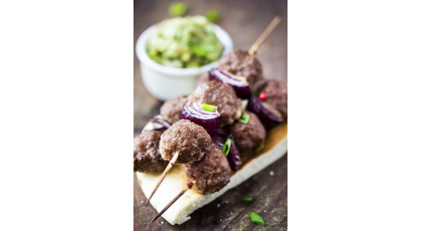 Mini brochettes de bœuf aux tomates séchées/ ISTOCK/MARIA LAPINA