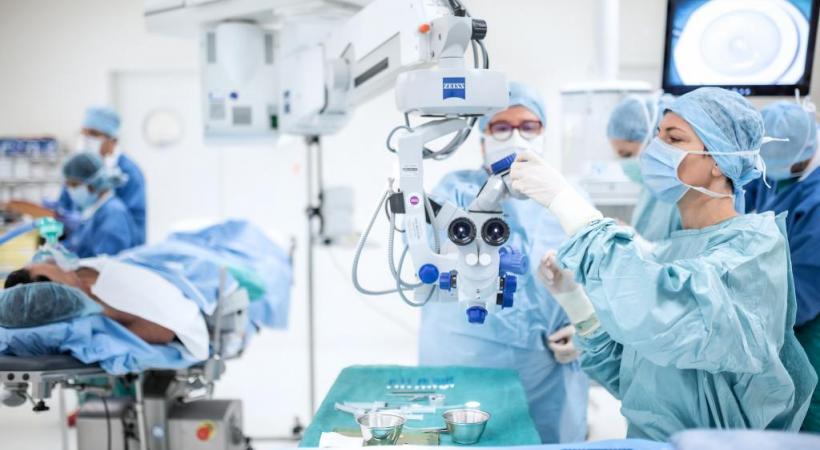  De la chirurgie ophtalmologique de pointe à l’hôpital Jules-Gonin. dR