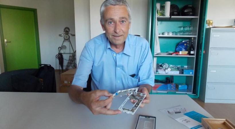  François Marthaler et le fairphone, démonté. DR