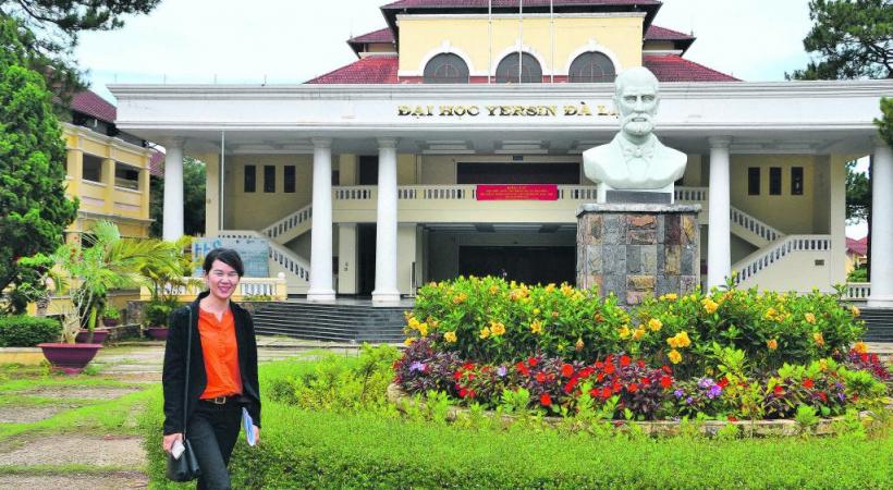 Vy, une jeune habitante de la région, découvre pour la première fois l’Université Yersin de Dalat. 