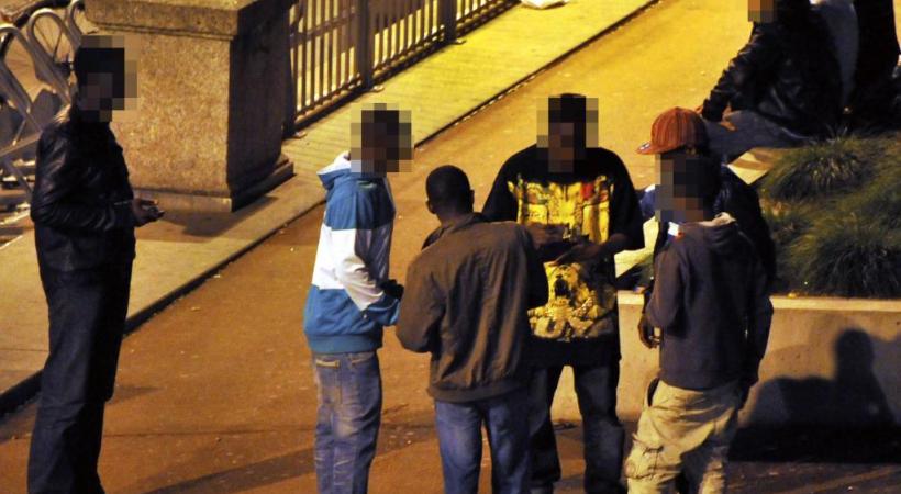 Le deal de rue est toujours bien présent dans certains quartiers de la rue. VERISSIMO