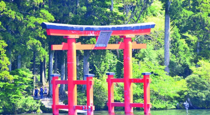 Torii sur le lac Ashi près d’Hakone. Alain Bossu 