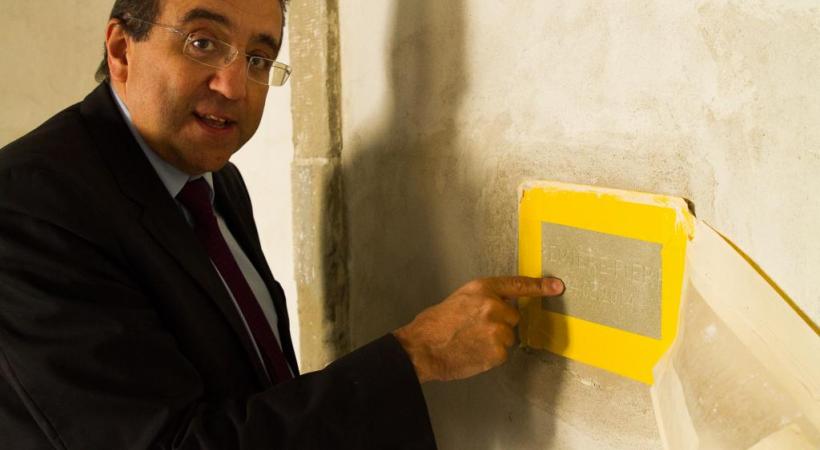  Pascal Broulis et la première pierre du Parlement, où une plaquette sera apposée une fois les travaux terminés. Misson