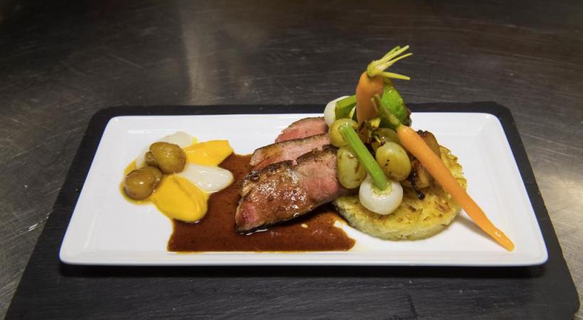 Poitrine de canard colvert sauvage caramélisée au vin cuit, mi-figue-mi-raisin.