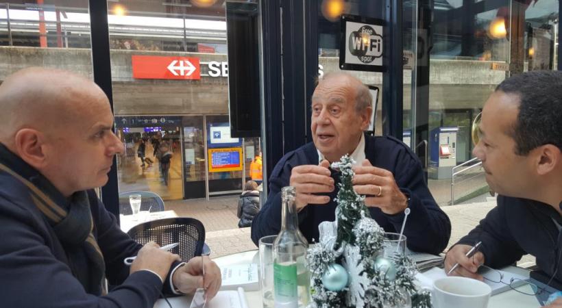 Jean Ziegler (au centre), entouré par les journalistes Philippe Kottelat et Charaf Abdessemed, considère la mort comme un scandale. DR