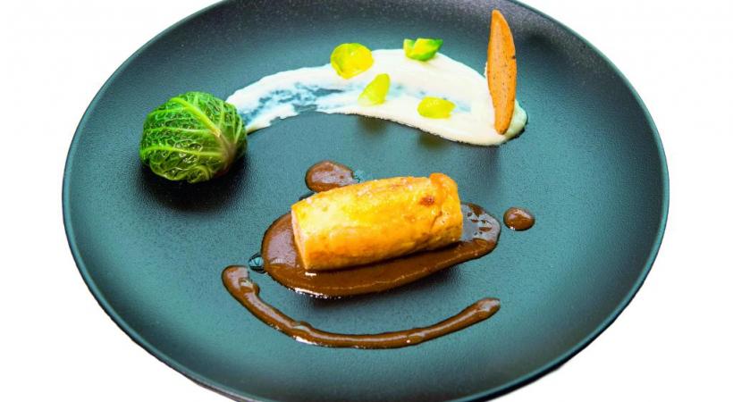 Ballotine de chapon aux châtaignes, mousseline de panais et noix de Sévery