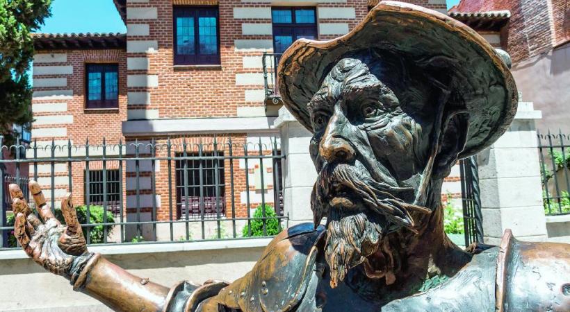Don Quichotte devant la maison natale de Cervantès à Alcalá de Henares. PIXABAY.COM 