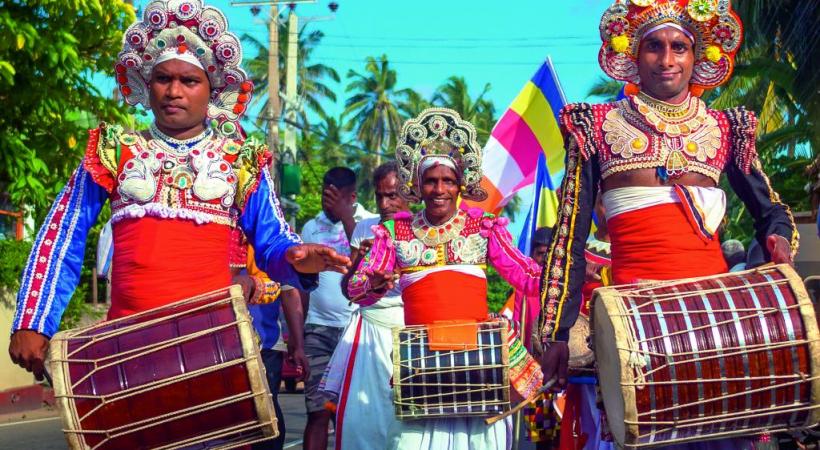 La traditionnelle pêche sur échasse.  Vous aurez peut-être la chance d’apercevoir un léopard au parc national de Wilpattu.  La cueillette du thé.  Bouddha, sous toutes les formes, est omniprésent dans ce pays très religieux.  Procession haute en couleur à l’aube de la pleine lune.  