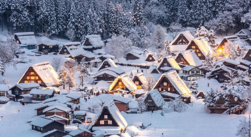 Les chaumières centenaires du village de Shirakawa-go. 