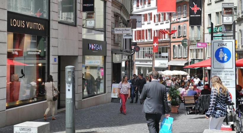 Agréable et marchande le jour, la rue de Bourg change de visage la nuit tombée. Verissimo