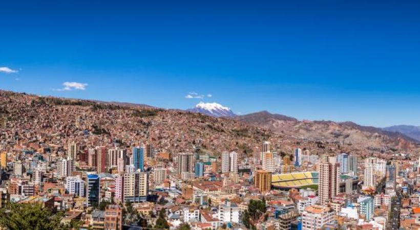 La Paz avec, en toile de fond, le Nevado Illimani (6462 m.). DIEGO GRANDI 