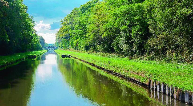 Le canal de Marne pour une promenade apaisante au fil de l’eau. CROISIEUROPE/DR L’abbaye d’Hautvillers, berceau du Champagne. DR La cathédrale de Reims compte 2303 sculptures… DR Les croisières sont ponctuées par le passage des écluses. DR 