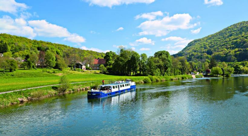 Le canal de Marne pour une promenade apaisante au fil de l’eau. CROISIEUROPE/DR L’abbaye d’Hautvillers, berceau du Champagne. DR La cathédrale de Reims compte 2303 sculptures… DR Les croisières sont ponctuées par le passage des écluses. DR 