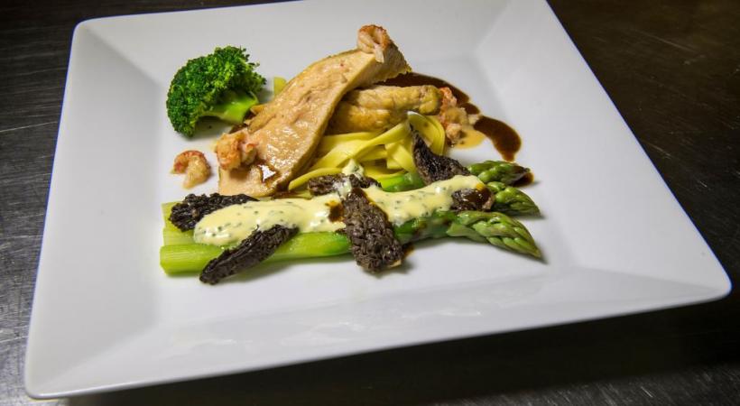 Filet de pintade fermière aux écrevisses et bouquet d’asperges vertes vaudoises 