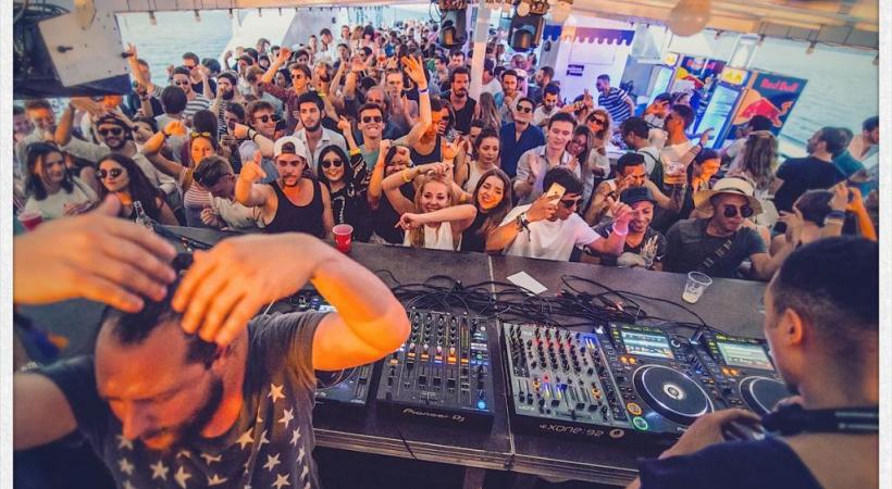 Un dancefloor géant sur les flots