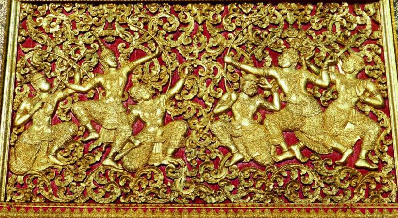 Détail d’une fresque sculptée sur une des portes d’un temple. 