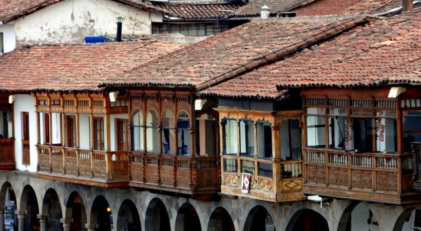 Des balcons de bois sculptés à Cuzco. 