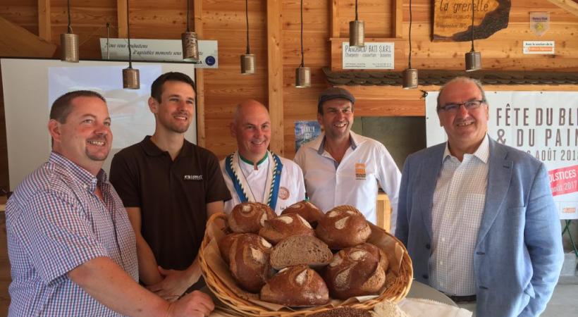  De gauche à droite, Alexandre Fontannaz, agriculteur,Amaury Leibundgut, meunier, Luc Polli, gestionnaire de la Maison du Blé et du Pain, Laurent Magnin et Jacky Delapierre, respectivement vice-président et président de la future Fête du Blé et du Pain. kottelat