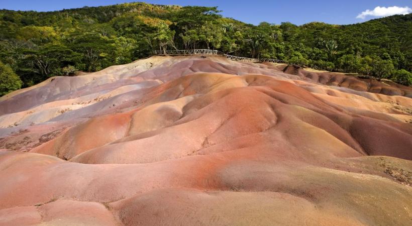 Des décors inattendus à l’intérieur des terres comme ici le lieu-dit la Terre sept couleurs.  