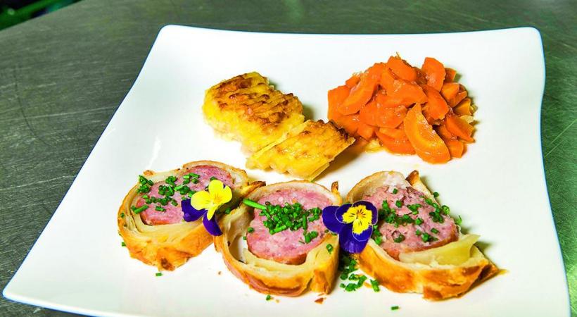  Saucisson en croûte, pommes savoyardes et carottes glacée