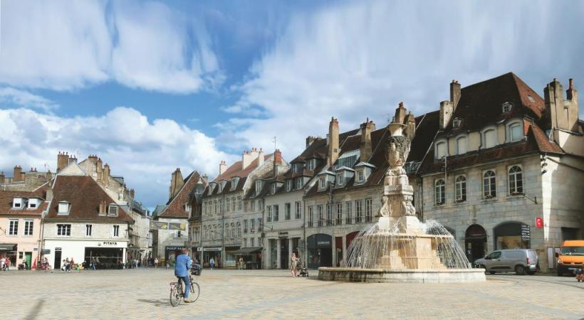 La ville épouse le Doubs.