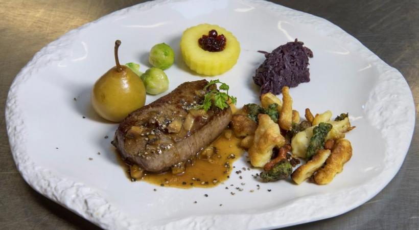 Entrecôte de Cerf aux Pruneaux,  poires à Botzi et pommes aux airelles