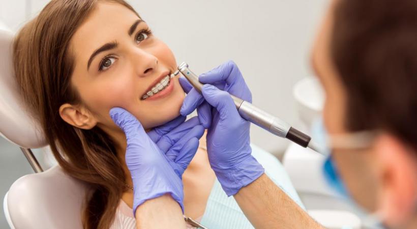  Avoir des dents alignées, c’est aujourd’hui très tendance. dr