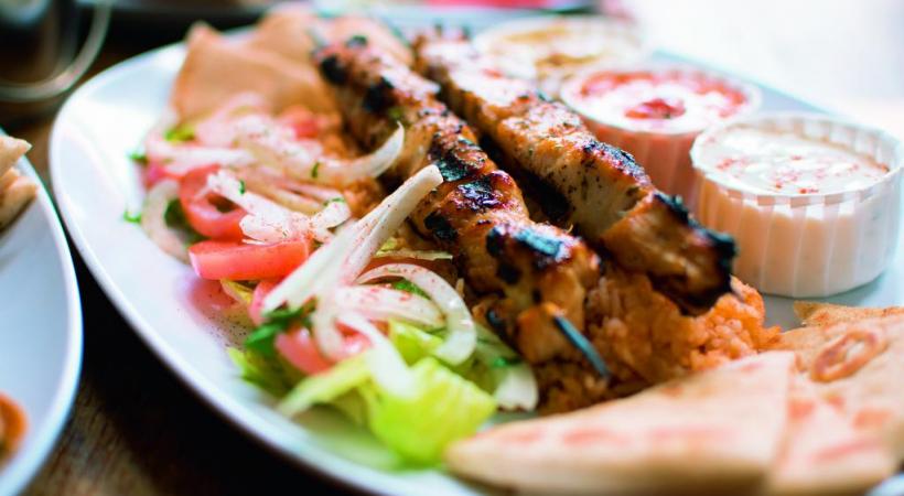 Côté gastronomie, le souvlaki est un plat qui se retrouve dans toutes les bonnes tavernes grecques. DR 