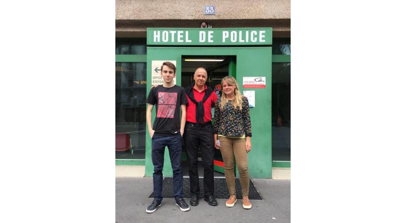 Marylou et Evan, deux apprentis qui ont brillamment réussi cet été leur CFC d’employé de commerce, en compagnie du Commandant, le Colonel Pierre-Alain Raemy». dr