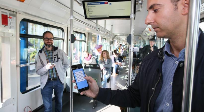  «Pour les usagers, c’est l’occasion de donner leur opinion et d’être entendus, tout en recevant un feedback» Fernando Simas, collaborateur scientifique au Laboratoire de sociologie urbaine de l’EPFL UrbyMe est en phase de test pendant un mois dans le métro m1 et m2. dr